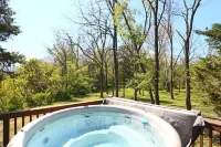 Adorable river front  cabin ,with hot tub on the River
