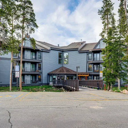 Silverthorne Condo: New Pool & Hot Tub + Fireplace