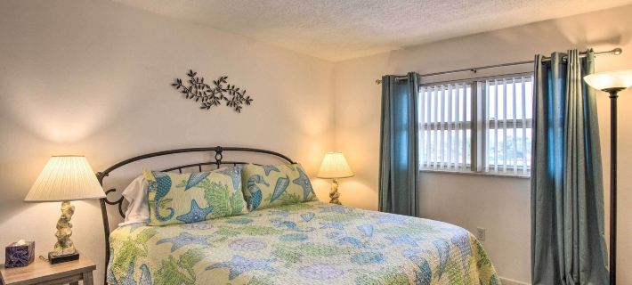Sunny Cocoa Beach Condo w/ Balcony & Pool Access Hotéis em Cocoa Beach