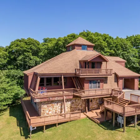 Endless Vistas 4BR With Stunning Views and Close Proximity to Town