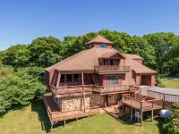 Endless Vistas 4BR With Stunning Views and Close Proximity to Town