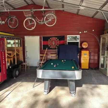 Angeltom Cabin & RV:20 Acre Woods - >16 pip + Jacuzzi + treehouse + UTV + 2ponds