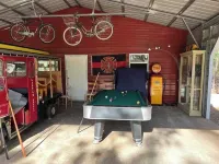 Angeltom Cabin & RV:20 Acre Woods - >16 pip + Jacuzzi + treehouse + UTV + 2ponds - Hytter