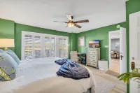 Sleeps 24 Waterfront Dock Golf Cart Walk to Beach - de charme