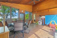 Family friendly log home has great lake views from huge deck! - Chalets