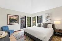 Hidden Gem, 4 Min to Lift 7 Garage, Hot Tub, Lux Kitchen, Big + Bright 4 Bedroom Condo by RedAwning - Balkoner