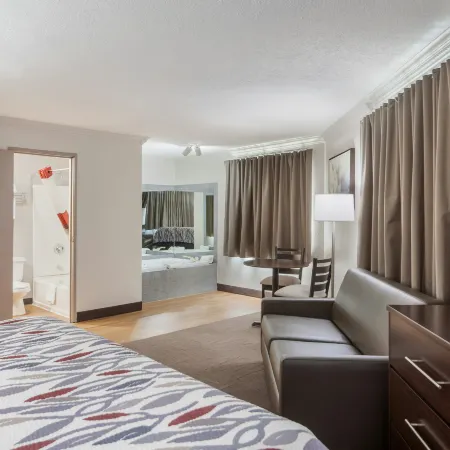 Red Roof Inn & Suites Omaha - Council Bluffs