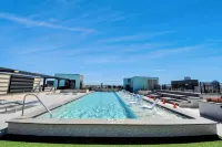 Luxury Houston Apartment: Rooftop Pool, City Views & King Beds Near Downtown - Condos
