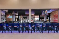 Hilton Garden Inn Hutchinson - С баром