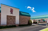 Red Roof Inn & Suites DeKalb - parking