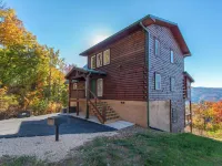 Overlooking Adventure by Jackson Mountain Rentals - شاليه