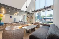 Landing Amazing 2bd, Courtyard, Clubhouse - Homestays