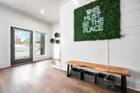 Walk to Hattie B s - East Nashville Sleeps 12 - Homestays