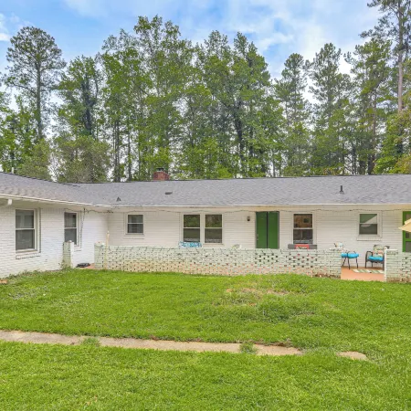 Cozy Georgia Gem on 3.5 Acres: Eat, Shop, Explore!