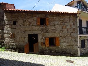 位於典型葡萄牙村莊的復古鄉村小屋內的房間