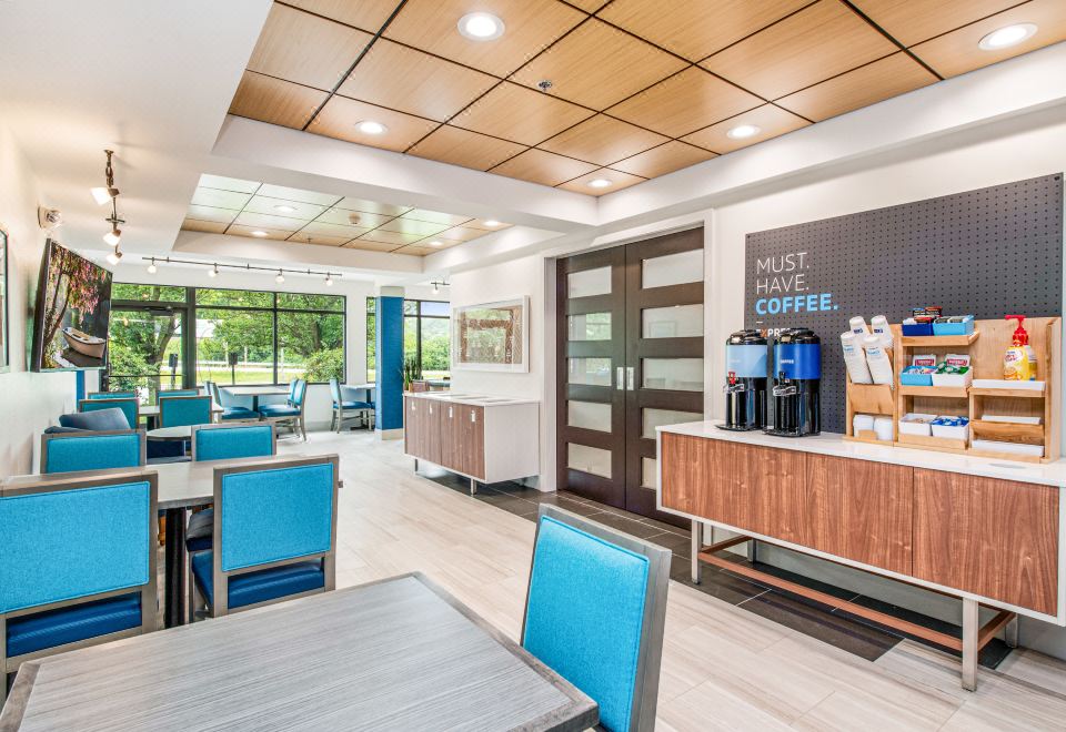 2. 홀리데이 인 익..