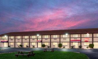 Red Roof Inn & Suites Wapakoneta