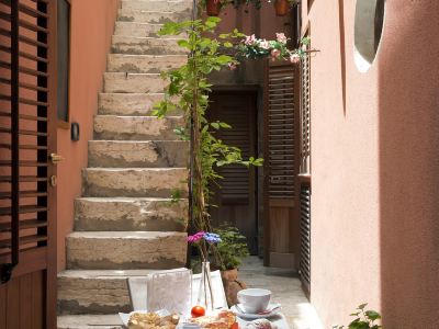The Flowery Courtyard Srl No12