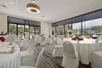 Holiday Inn & Suites Charleston West Hotels in South Charleston