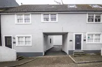 Harry's - 2 Bedroom Holiday Home - Tenby Hotels in 