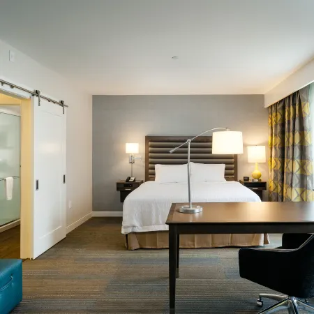 Hampton Inn & Suites Seattle/Northgate Отели рядом с достопримечательностью «Торговый центр Northgate»