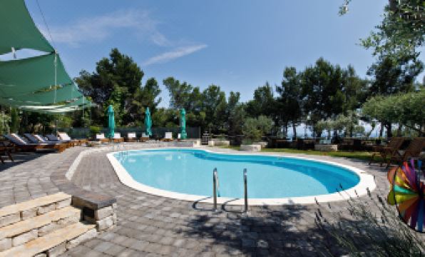 1. 아크 비치 아파..