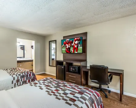 Red Roof Inn & Suites Wapakoneta Hotels in Auglaize County