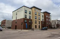 Cobblestone Hotel & Suites - Chippewa Falls