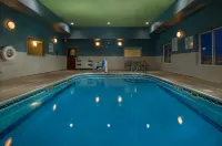 Holiday Inn Express & Suites Lawrence by IHG - プール