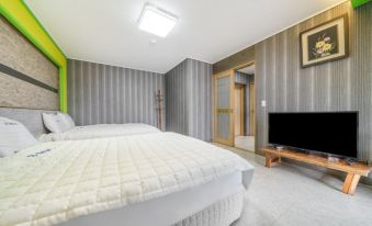 Geoje Island Jangmok Hawaii Pension (Caravan)