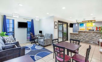 Days Inn & Suites by Wyndham Braunig Lake