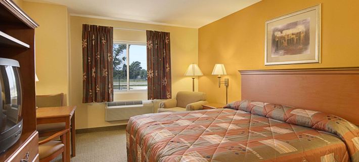 Super 8 by Wyndham Topeka at Forbes Landing Hotels in Topeka