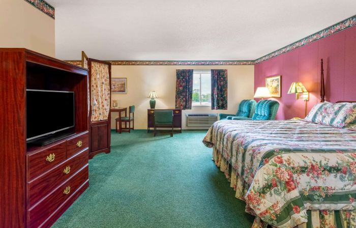 Super 8 by Wyndham Reedsburg