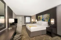 Days Inn by Wyndham Asheville Downtown North - Pools