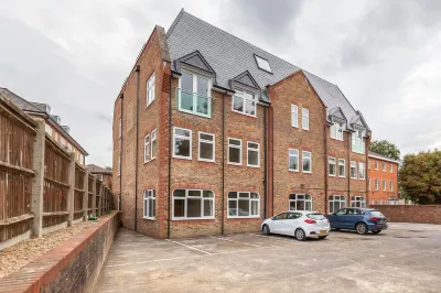 Roomspace Serviced Apartments - Swan House Hotels near Swan Shopping Centre