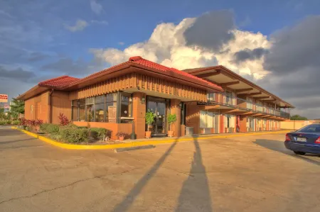 Hotel Belair Orlando Near Florida Mall Отели рядом с достопримечательностью «Hukoo's Family Fun»