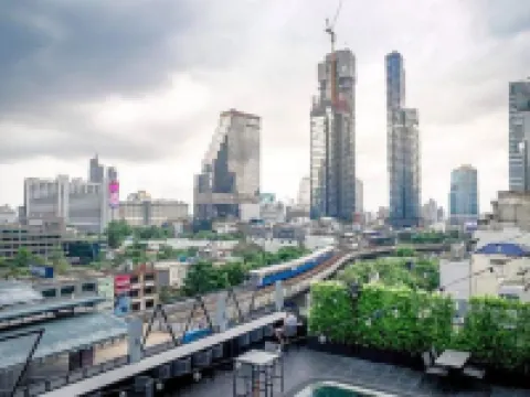سورا هوتل سيلوم Hotels near المطل الزجاجي