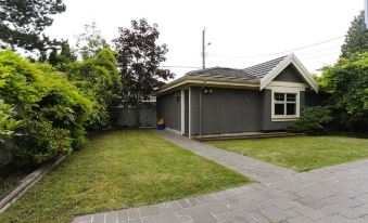 Grand 4 Bedroom Vacation House Near Vancouver Downtown