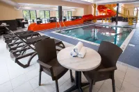 Chateau Fredericton, Trademark Collection by Wyndham - piscina
