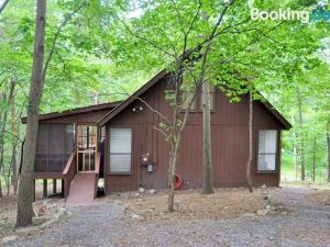 Fox Hollow - Cozy Den with a Hot Tub