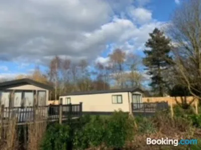 Captivating Bluebell Lodge 2-Bed Cotswolds Caravan