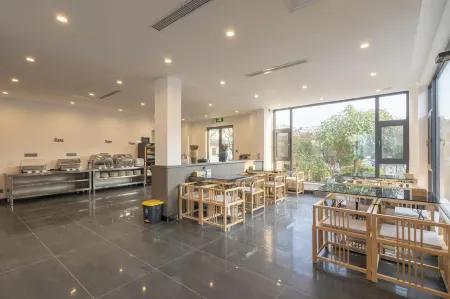 Floral Lux Hotel · living in another courtyard (Lijiang ancient city light luxury store) Отели рядом с достопримечательностью «Lijiangban Mountain Hot Spring»