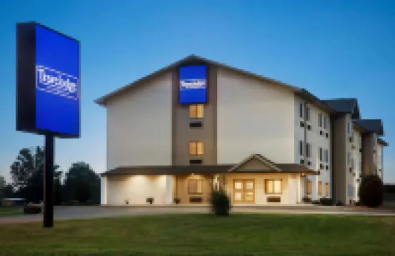 Travelodge by Wyndham Livonia Hotel a 