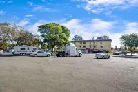 Days Inn by Wyndham Woodland - parking