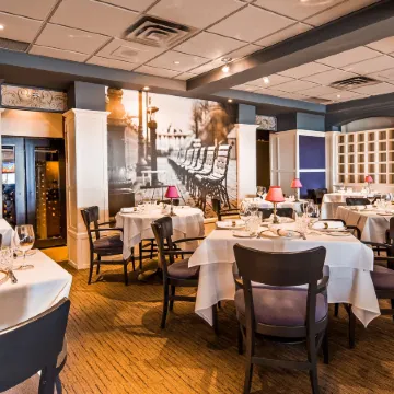 Best Western Premier Hotel Aristocrate Отели рядом с достопримечательностью «Торговый центр Laurier Québec»