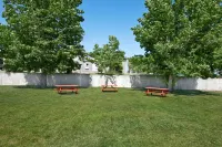 Howard Johnson by Wyndham Red Deer Hotels near Les's Trailer Park