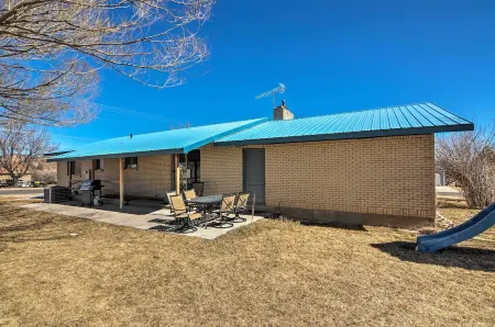 Bryce Canyon Area House with Mountain Views! Отели рядом с достопримечательностью «Рабис Хорсбек Адвенчерс»