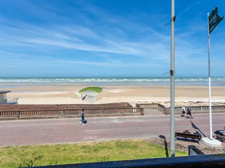 Les Terrasses du Casino Отели в г. Кабур