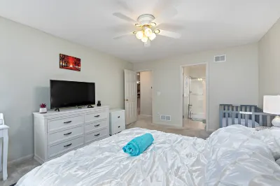 Beautiful Townhome, 11 Minutes to Downtown, Kansas City, Mo.