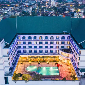 Grand Jatra Hotel Pekanbaru Отели рядом с достопримечательностью «Река Сиак»